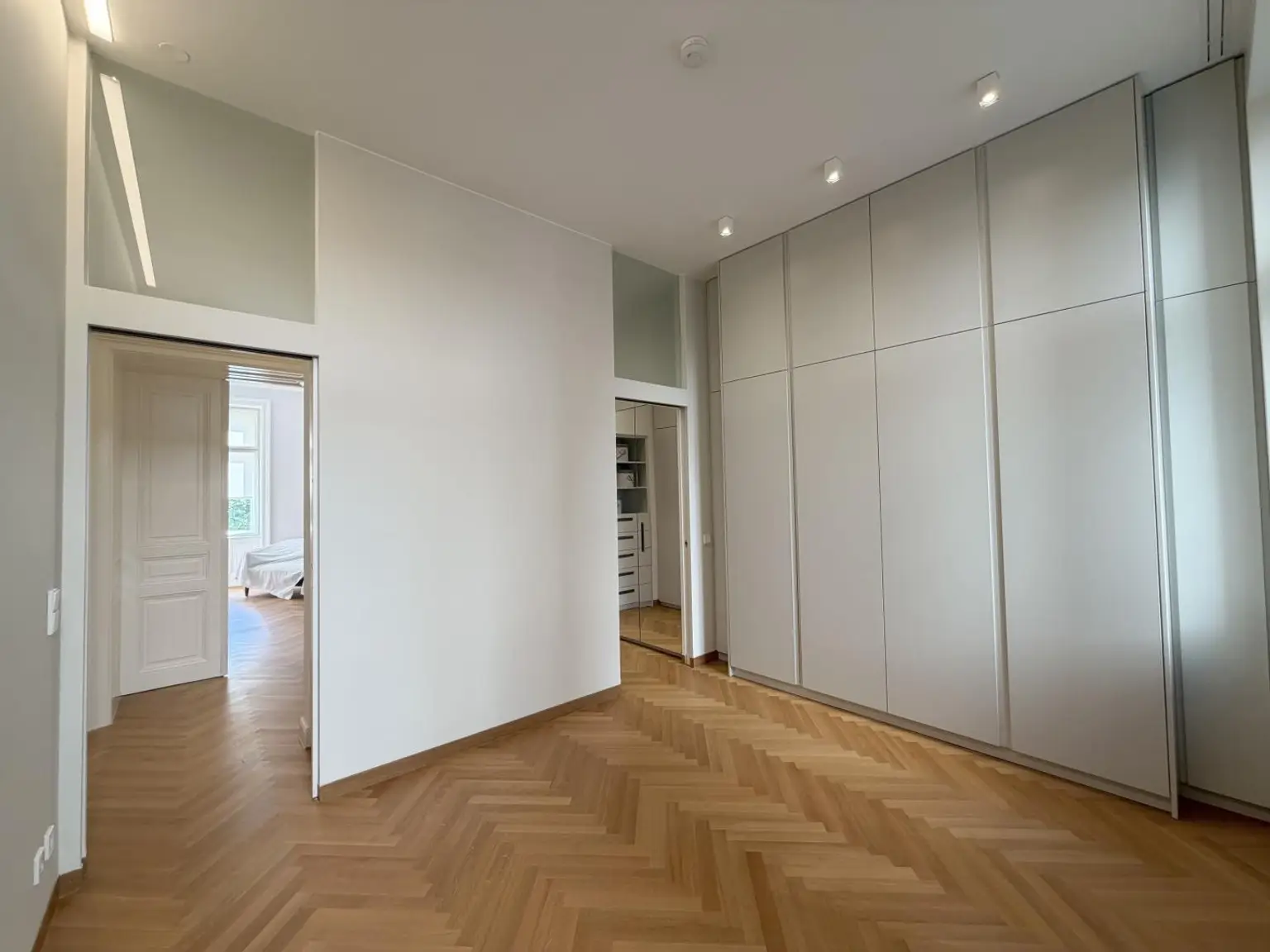 Schlafzimmer mit begehbare Garderobe