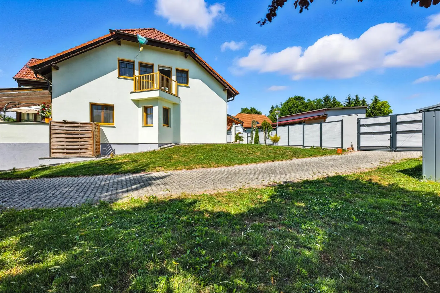 HOCHKARÄTIGES WOHNEN IN GRÜNRUHELAGE! WOHLFÜHL-REFUGIUM DER EXTRA KLASSE: TRADITION TRIFFT MODERNSTEN KOMFORT!