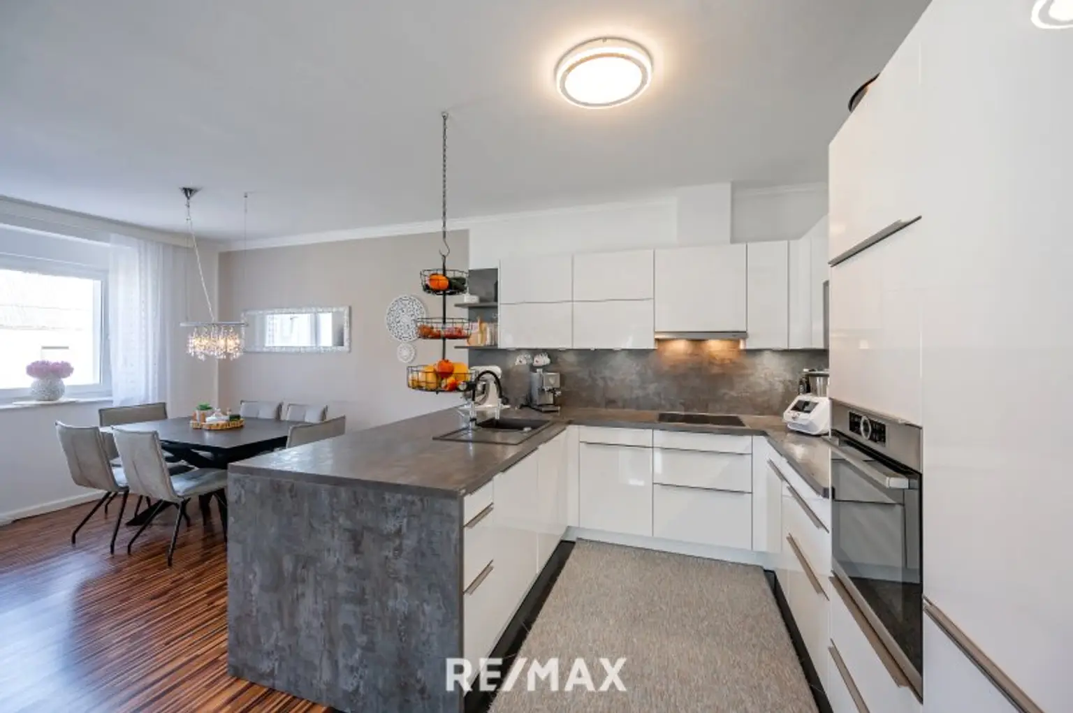 Küche mit Blick zum Eßbereich