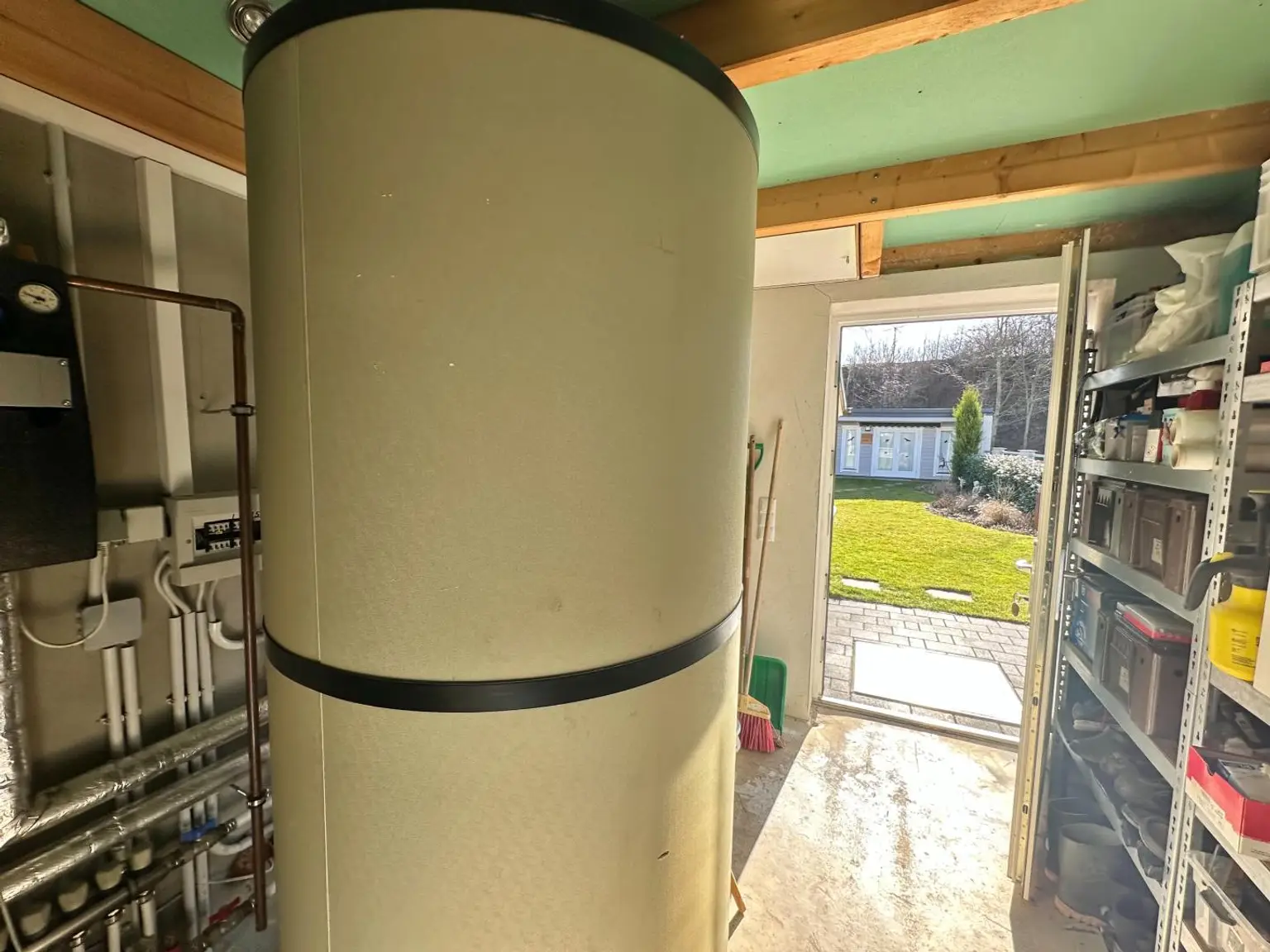 Technikraum mit Ausgang in den Garten