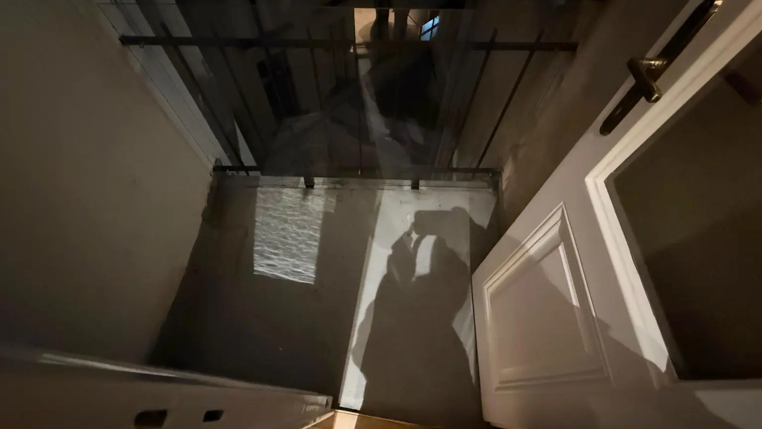 kl. Balkon zum Innenhof