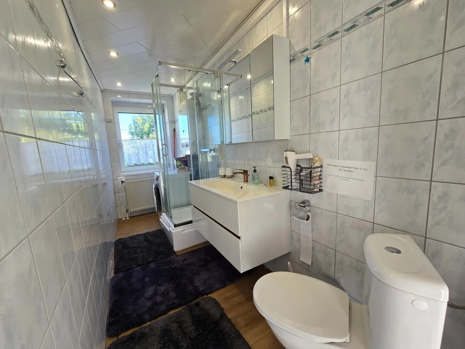 Badezimmer 1 mit Dusche und WC