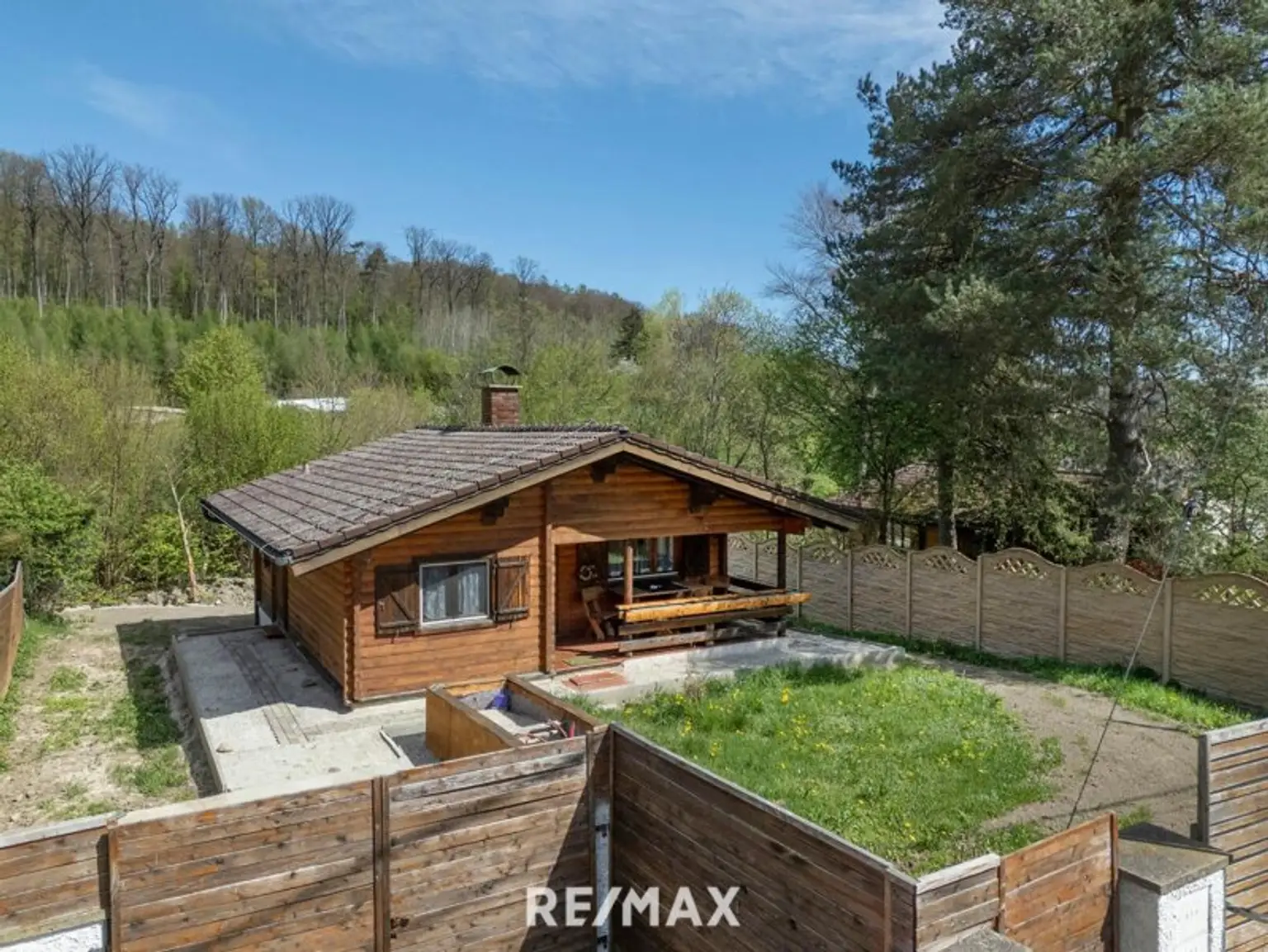 „Wohnen im Einklang mit der Natur – Stilvolles Holzhaus in traumhafter Ruhelage auf unverbaubarem Grundstück“