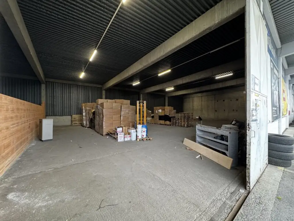 Moderne Halle mit 4 m Höhe und LKW-Zufahrt – ca. 355,5 m² im 21. Bezirk. Flexibel Nutzbar