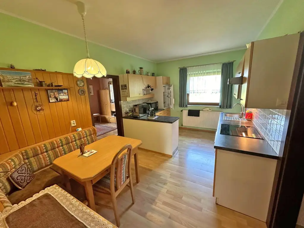 Einfamilienhaus mit Garage und Terrasse.
