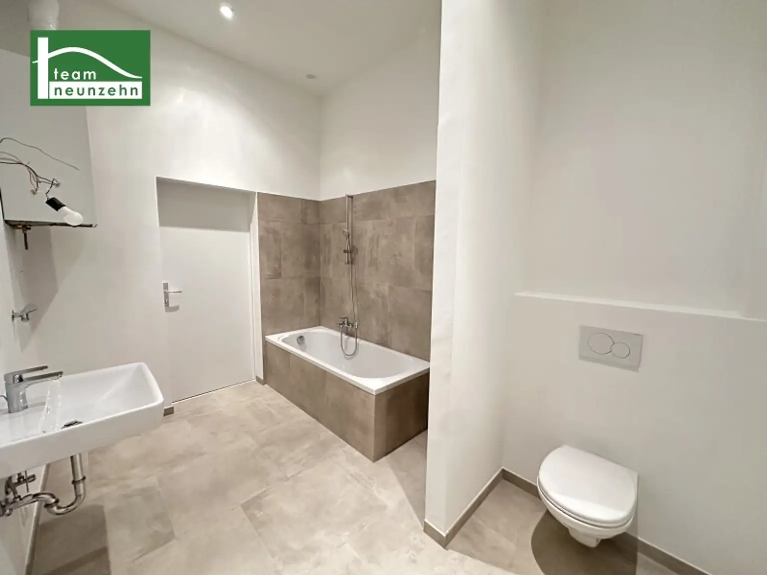 Sechshaus - Erstbezug nach Renovierung! Innenhofausrichtung und 5 Gehminuten zu U4 und U6! Helle Altbau-Wohnung mit 2 oder 3 Zimmern!