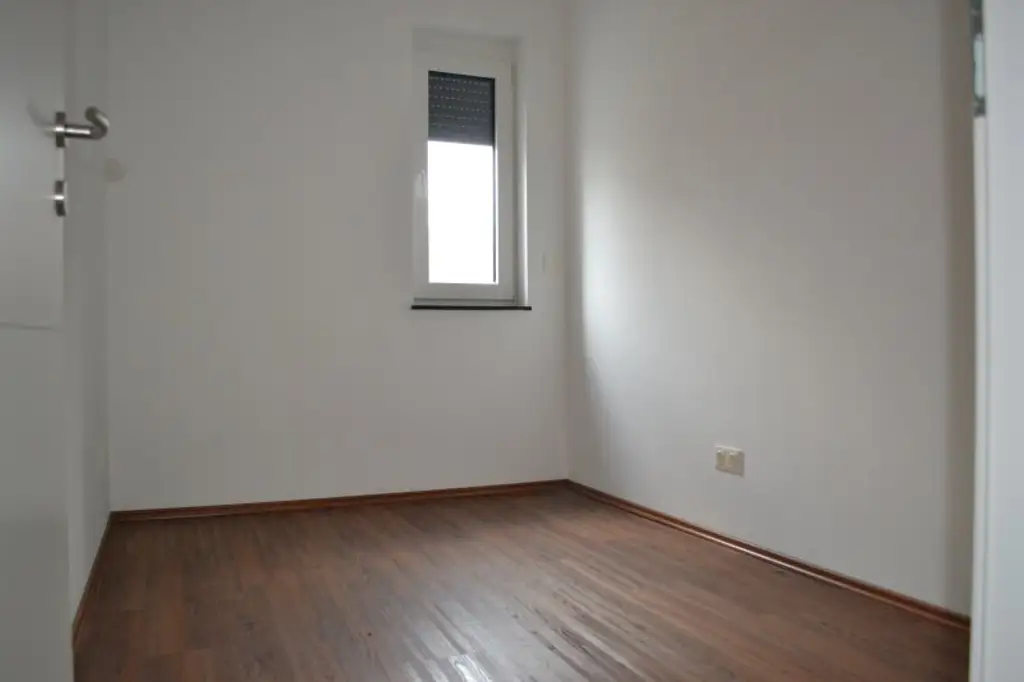 ATEMBERAUBENDER GARTEN - ZENTRAL BEGEHBARE ZIMMER - KÜCHE - AB SOFORT!