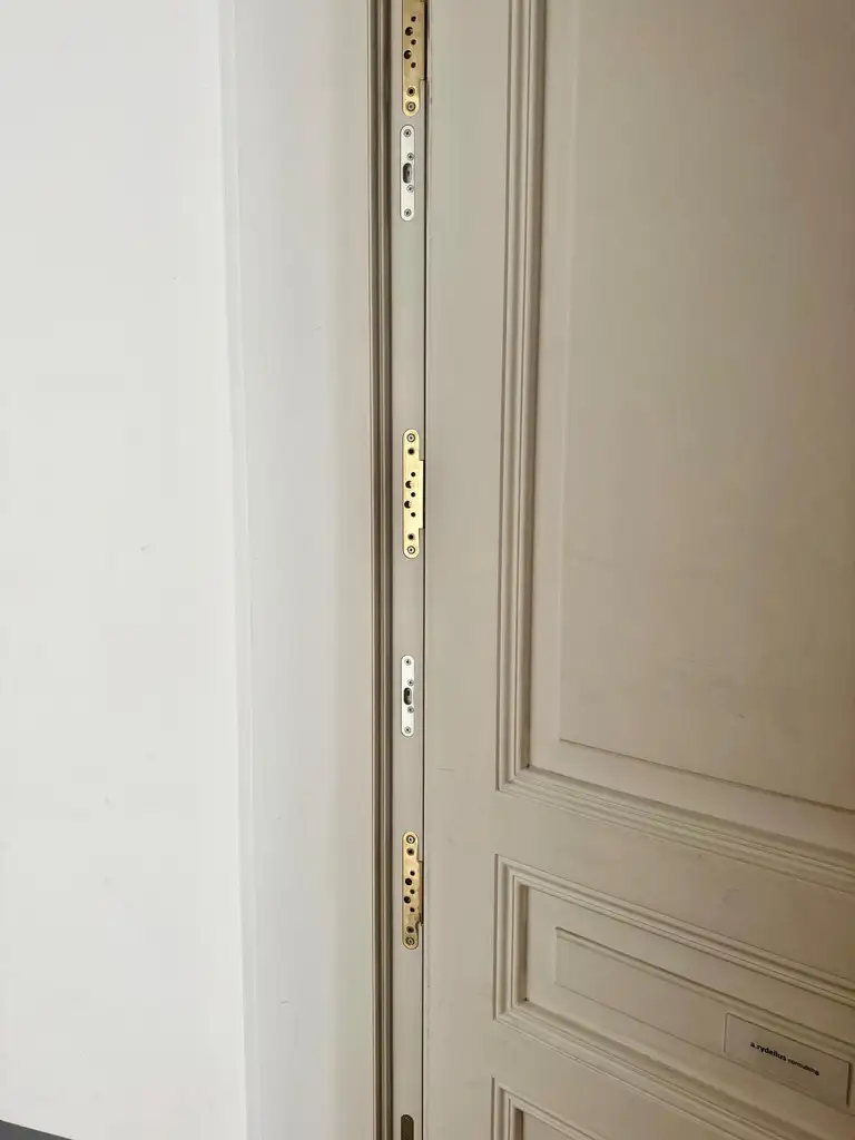 Altbaujuwel! Generalsanierte 3-Zimmer-Wohnung mit hofseitiger Loggia, nur 5. Min fußläfig zur U-Bahn und zum Schlosspark Schönbrunn!