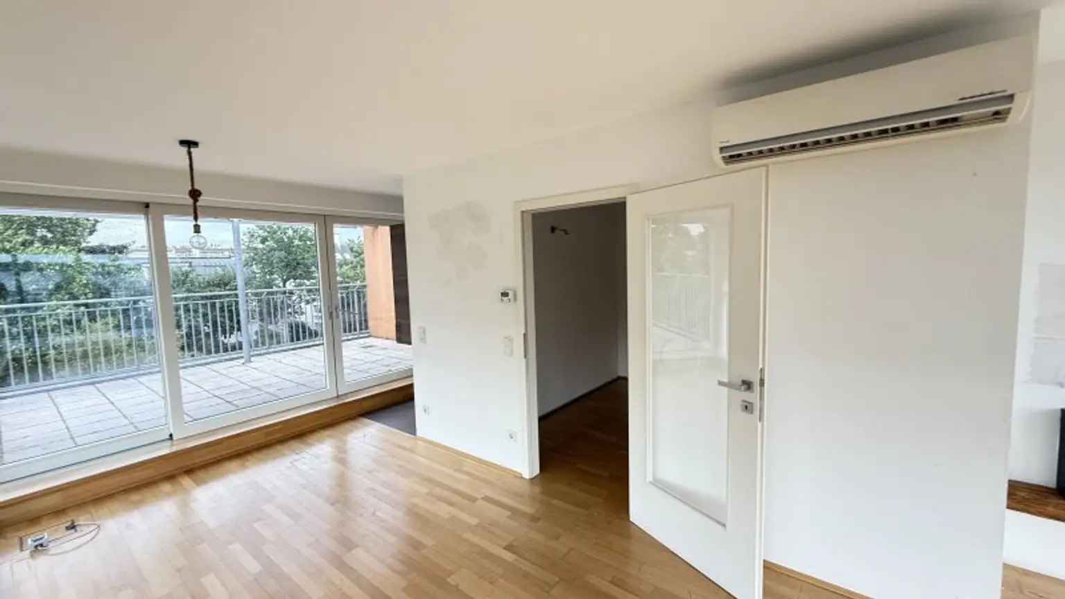 Klimatisierte Terrassenwohnung mit zwei Terrassen mit Ausblick auf das Schloss Schönbrunn und Steinhofkirche sowie opt. Stellplatz!