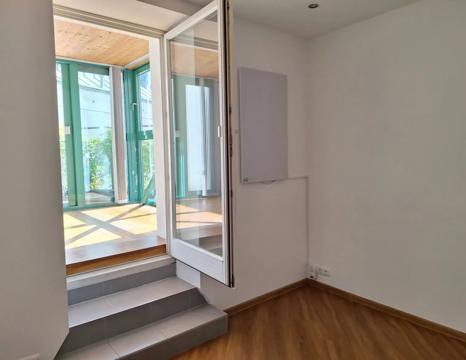 Stadt-Büro/ Studio mit Wintergarten und Parkplatz vor der Türe!