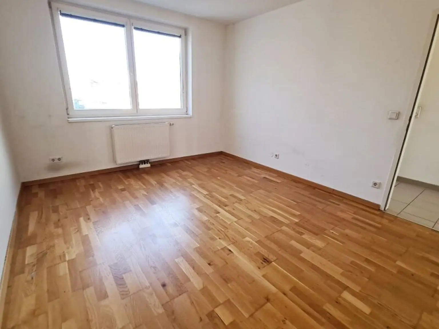 DACHGESCHOSS, gepflegte 103 m2 Neubau mit Loggia und Balkon, Wohnküche, 3 Zimmer, Wannenbad, Parketten, Holbeingasse
