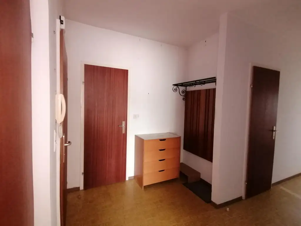 Wohnung mit Sanierungsbedarf – 74 m² Wohnfläche + Loggia und Kellerabteil