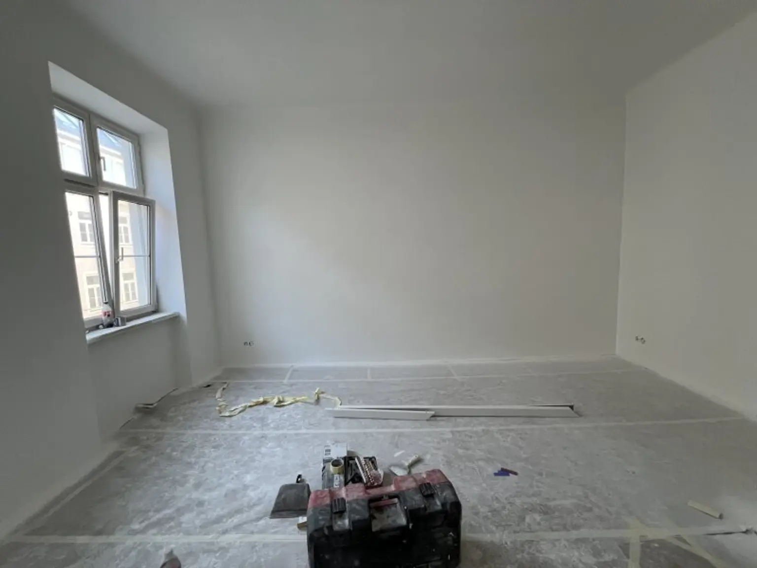 ERSTBEZUG NACH SANIERUNG: Ansprechende 6-Zimmer-Altbauwohnung mit Balkon, unweit von Kutschermarkt