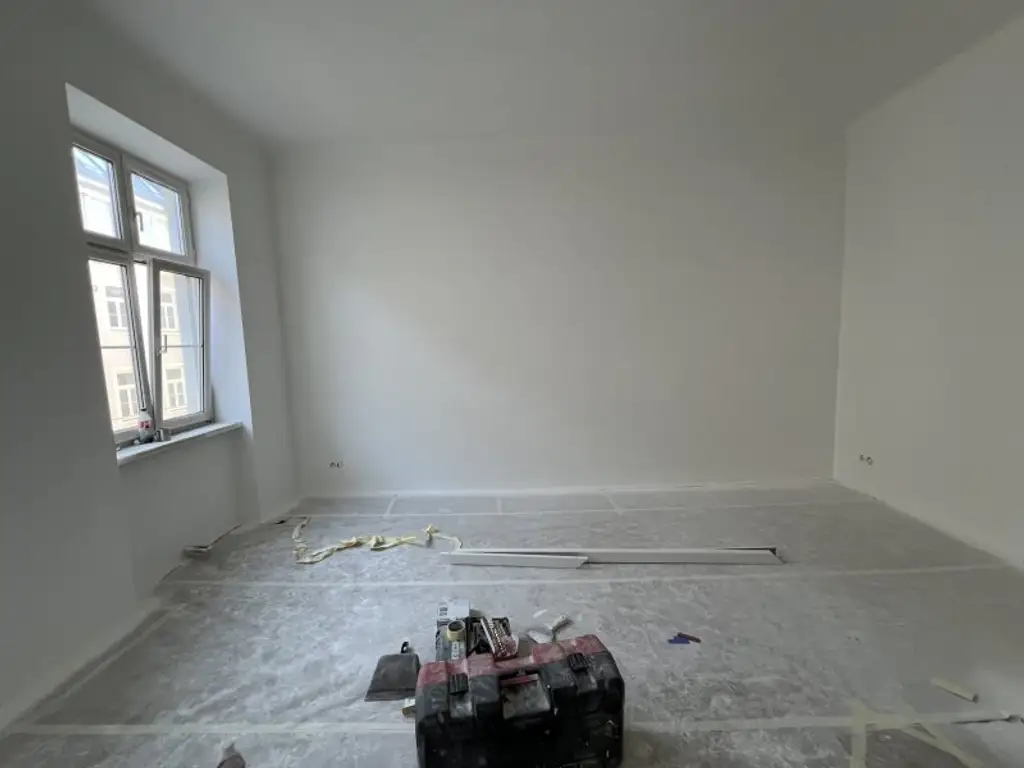 ERSTBEZUG NACH SANIERUNG: Ansprechende 6-Zimmer-Altbauwohnung mit Balkon, unweit von Kutschermarkt