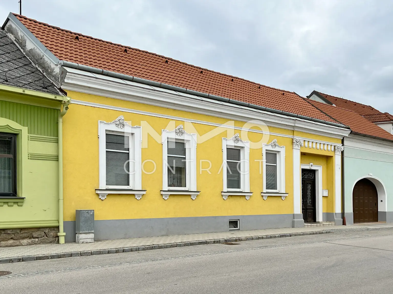Kleines Landhaus mit Innenhof und Garagengebäude