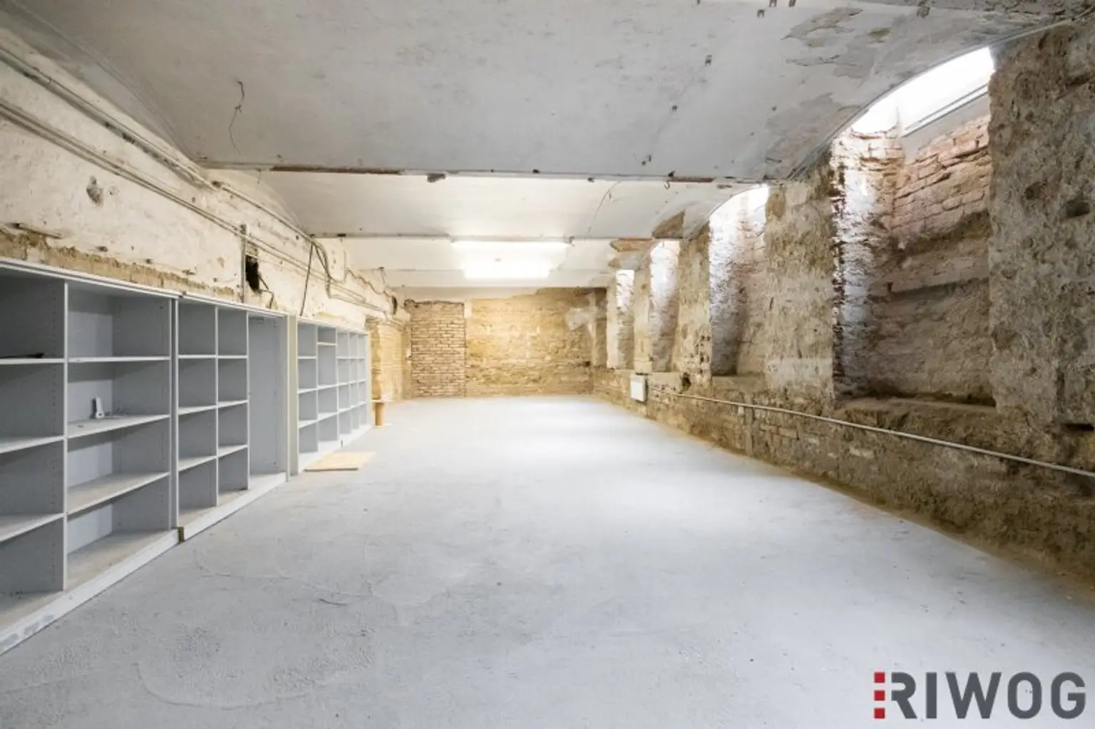 165 m2 Souterrain LAGER in der EMBELGASSE // zugehöriges WC + DUSCHE
