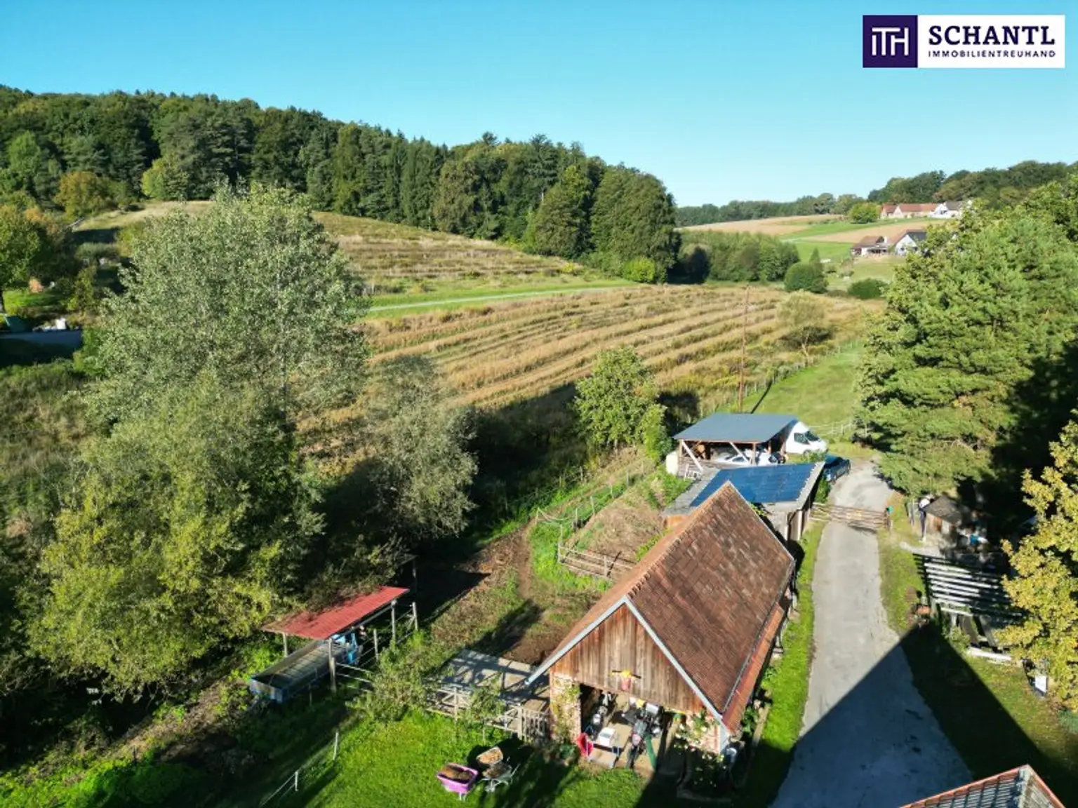 SENSATIONELLES JUWEL! Exklusiver Vierkanthof im Thermenland Steiermark – Wohnen, Reiten & Leben mit Pool und Natur!