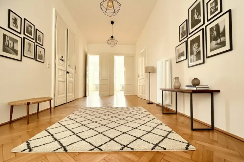 Erstbezug nach Sanierung - Stilaltbauwohnung mit kleinem Balkon