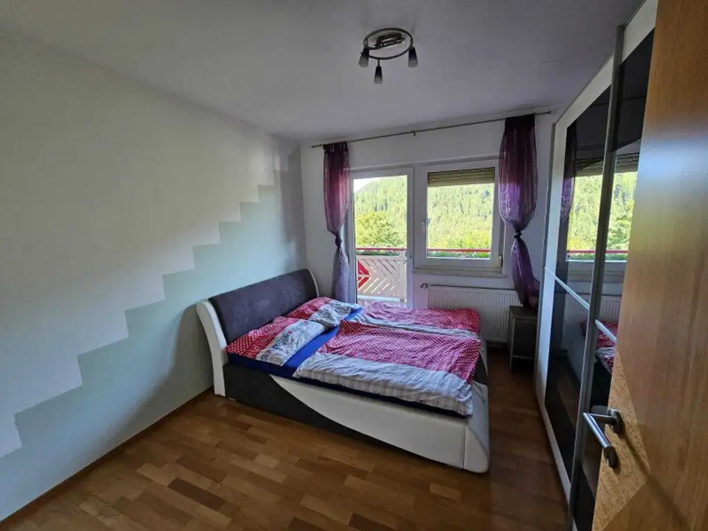 Neuwertiges  Familien Wohnhaus in Feldkirchen / St. Urban : 5 Zimmer, Garten, Balkone, tolle Ausstattung! mit  1 HA LW  Wiese für Tierhaltung