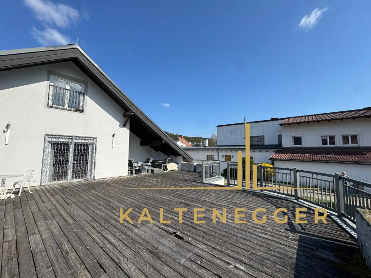Sonnenbeschienenes Grundstück mit Blick auf die Hohe Wand - ein ländliches Mehrfamilienhaus und ein Einfamilienhaus