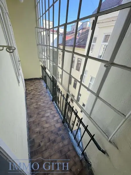 EXKLUSIVE ALTBAUWOHNUNG MIT 2 BALKONEN UND TRAUMBLICK ÜBER WIEN – 258 m² IN BESTLAGE DES 4. BEZIRKS UNBEFRISTET ZU MIETEN!