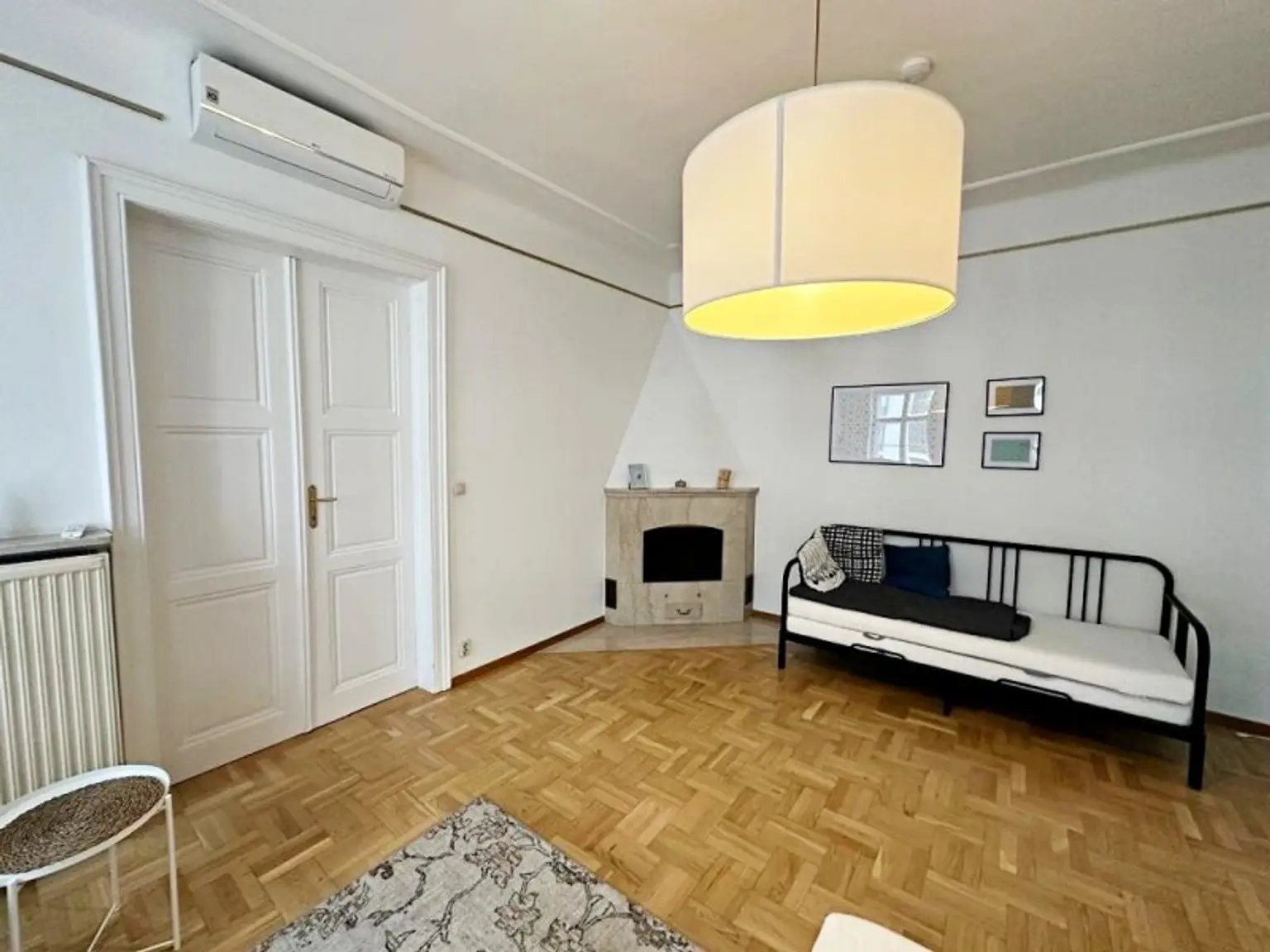 OPERNRING, STAATSOPER, klimatisierte 106 m2 Altbau, 3 Zimmer, Möblierung möglich, Extraküche, 2 Bäder, 4. Liftstock
