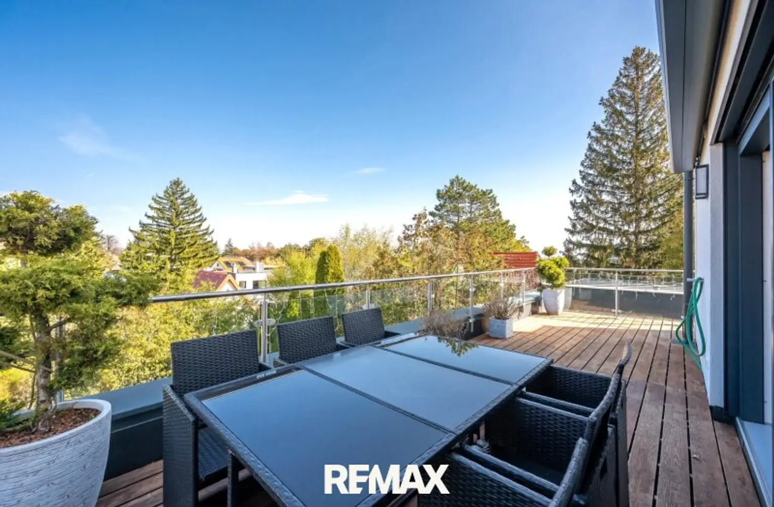 obere Terrasse zum Garten