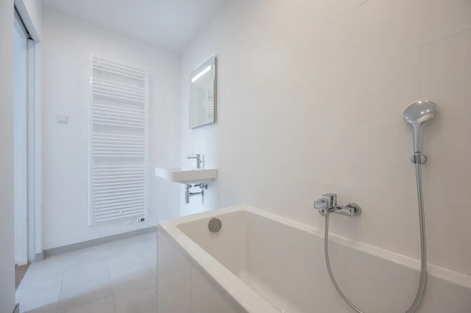 ++MOLLARD 50++ außergewöhnliche 3-Zimmer-Wohnung mitten im Herzen der Stadt (1/24)