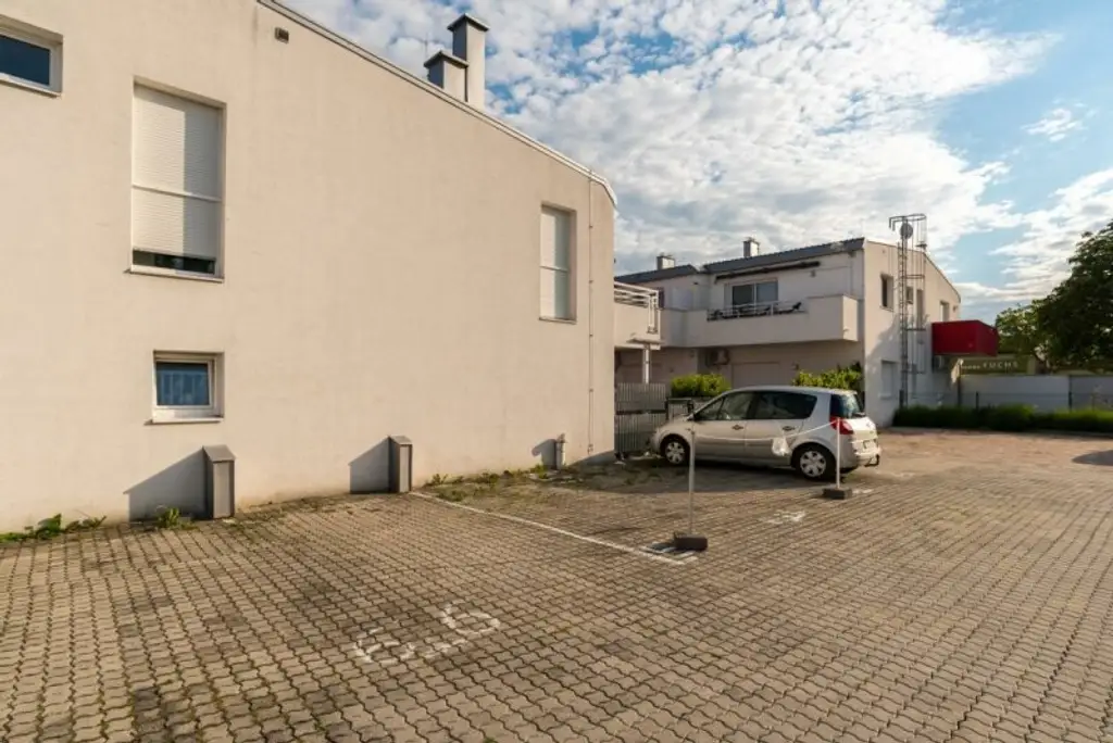 Schöne 3 Zimmerwohnung mit Balkon und 2 PKW Stellplätzen