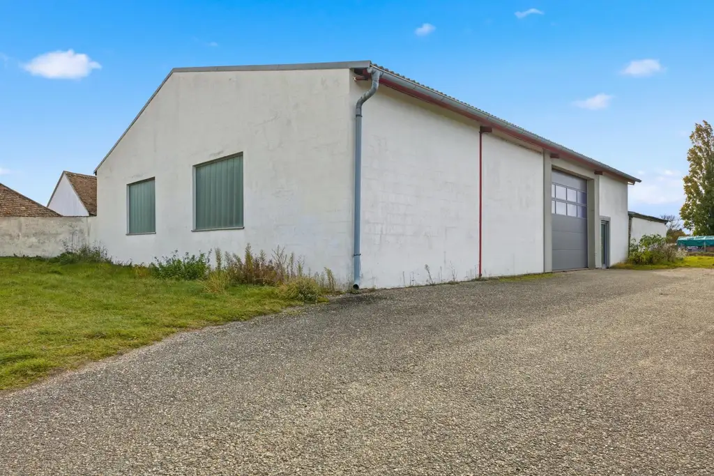 Vielseitige Gewerbe- und Wohnliegenschaft: diverse Hallenflächen, Wohngebäude und ein großzügiges Grundstück!