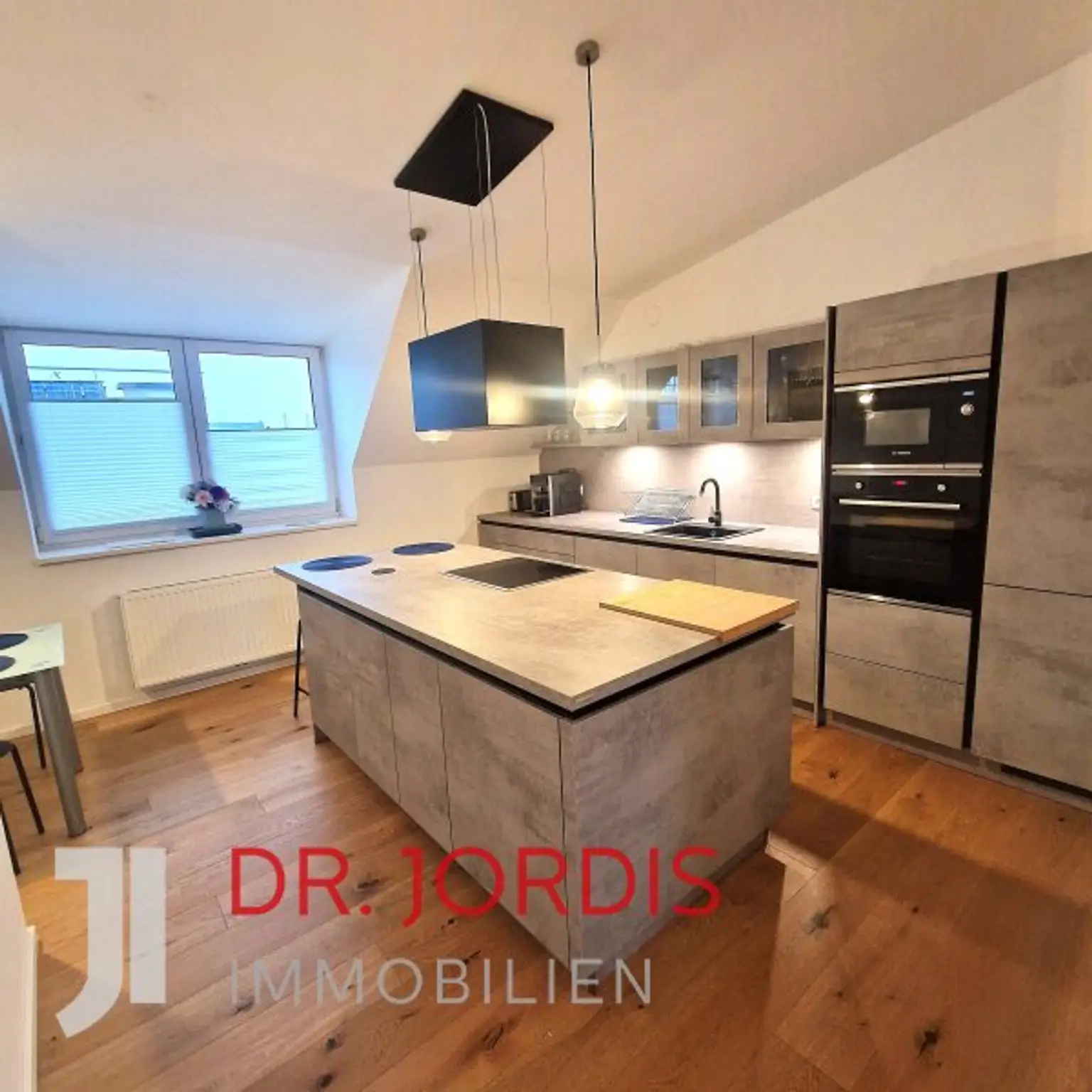 Maisonette- Dachgeschosswohnung mit Terrasse und Fernblick bis Schönbrunn, möbliert