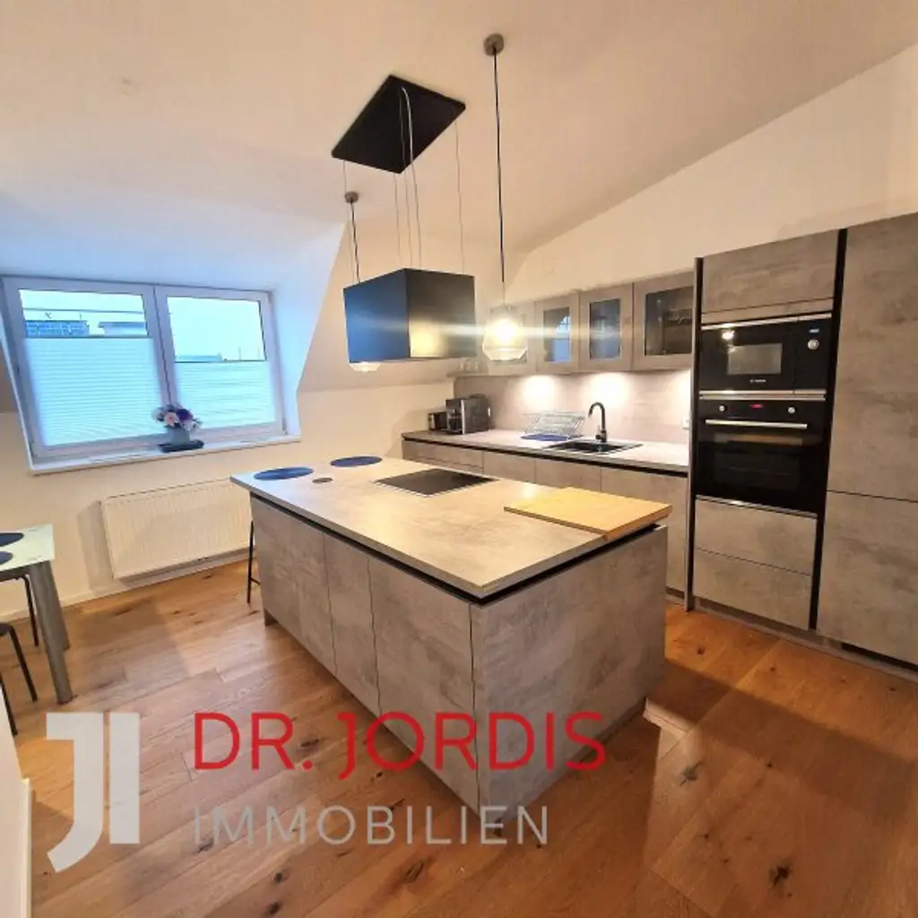 Maisonette- Dachgeschosswohnung mit Terrasse und Fernblick bis Schönbrunn, möbliert