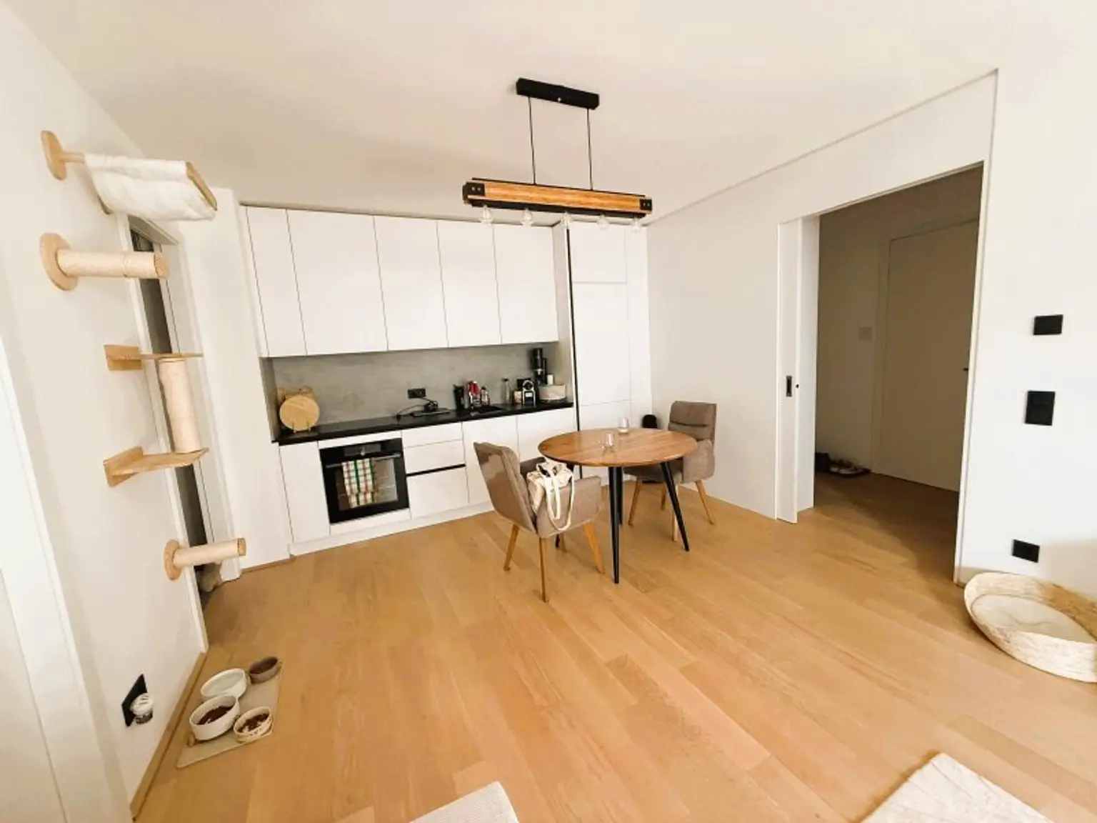 Pauschalmiete inklusive Warmwasser, Heizung & Kühlung - Moderne 3-Zimmer-Wohnung mit großzügigem Balkon und stilvoller Ausstattung