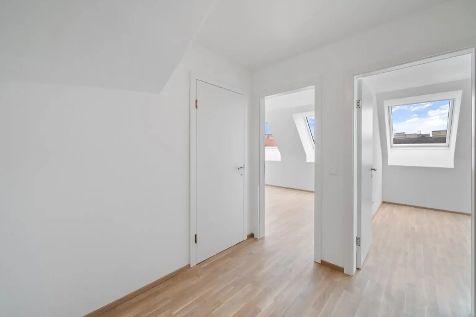 4-Zimmer-Dachgeschosswohnung (Massivbauweise) mit Terrasse und Dachterrasse in generalsaniertem Altbau