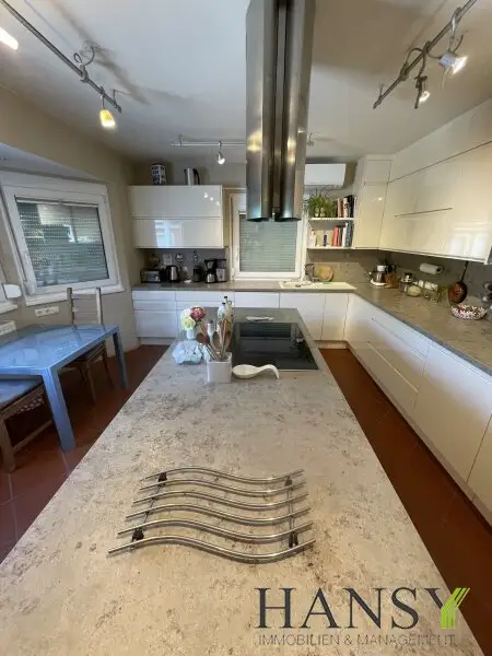 Neuwertiges Traum-Einfamilienhaus in Pfaffstätten: Stil, Pool und Gartenparadies!