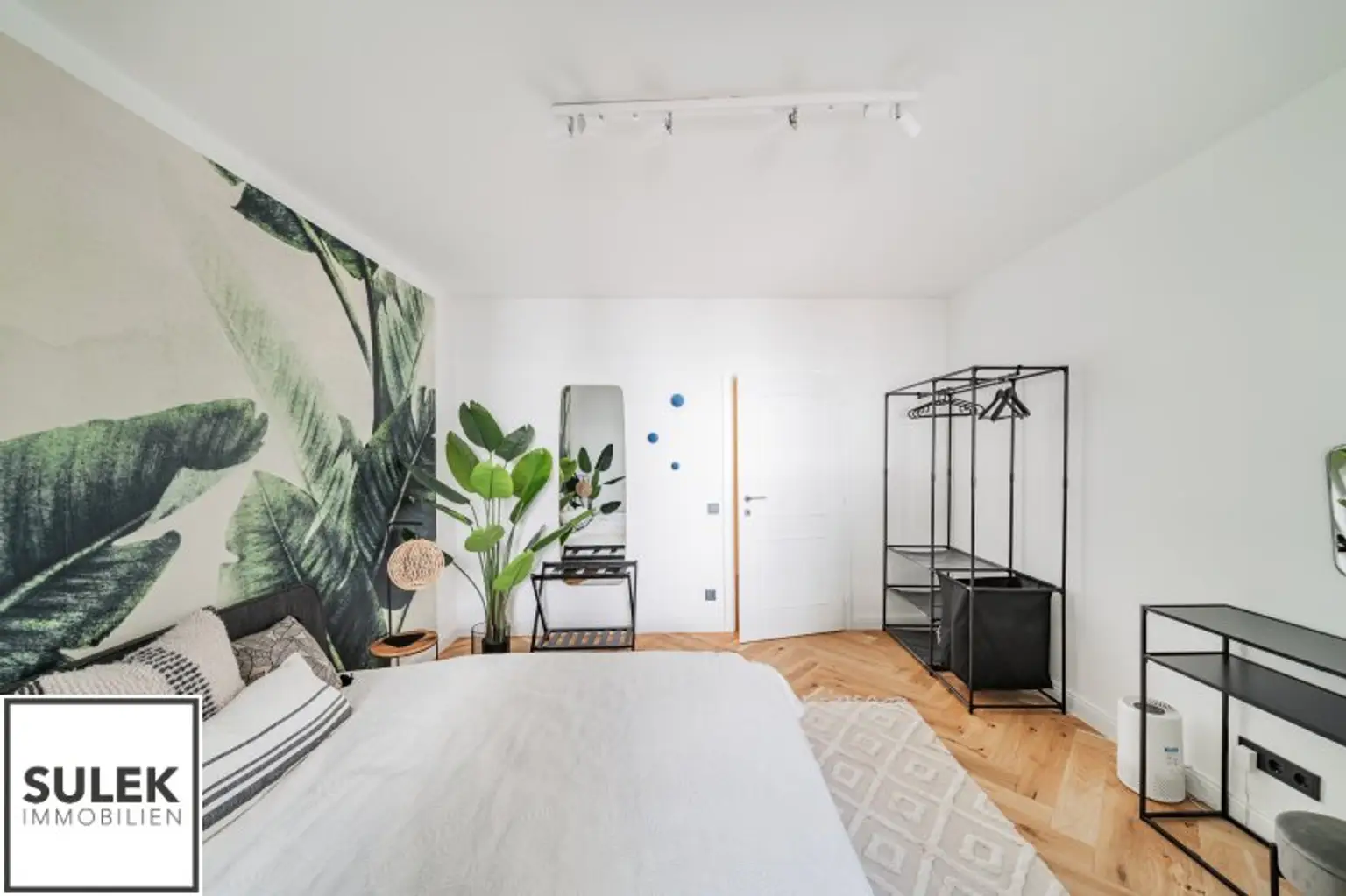 Ruhige, sanierte 3,5 Zimmer Wohnung mit Designer-Bad und Küche + Garage (optional!) in Mariahilf - beziehbar ab 01/26!