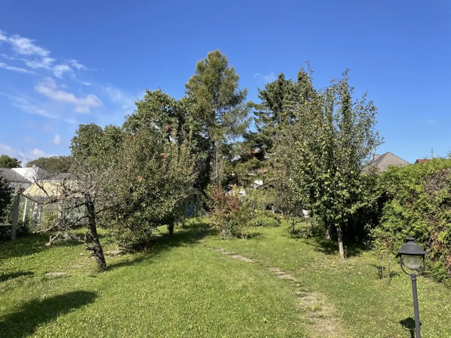 GROSSZÜGIGES ANWESEN MIT WOHNHAUS -- WUNDERSCHÖNER INNENHOF UND GROSSER GARTEN -- 1.315 m²!