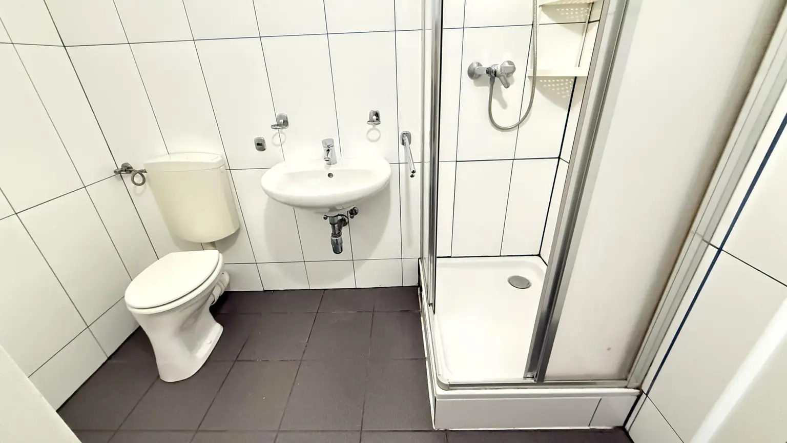 Bad mit Dusche und WC