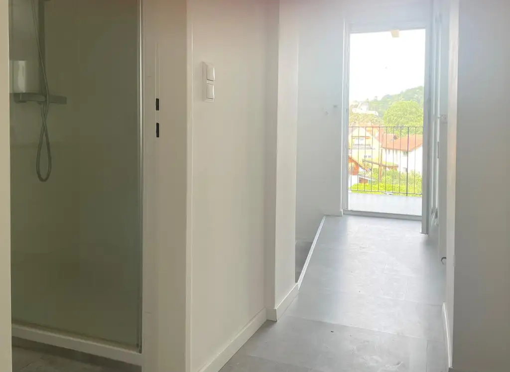 Modern sanierte Dachgeschosswohnung mit hochwertiger Klimaanlage