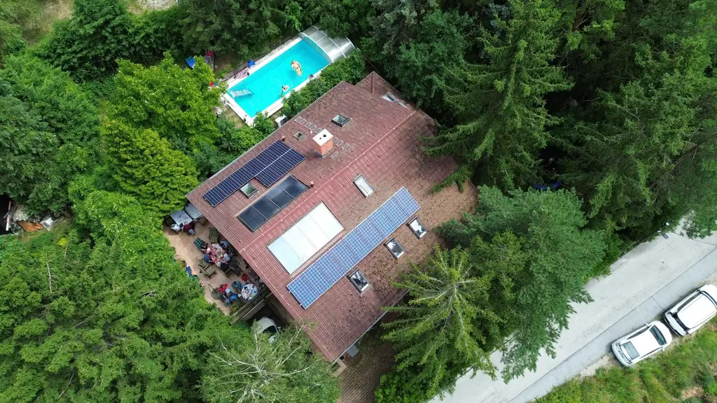 Großzügiges Einfamilienhaus mit Pool, Wintergarten und Doppelgarage mitten im Grünen!