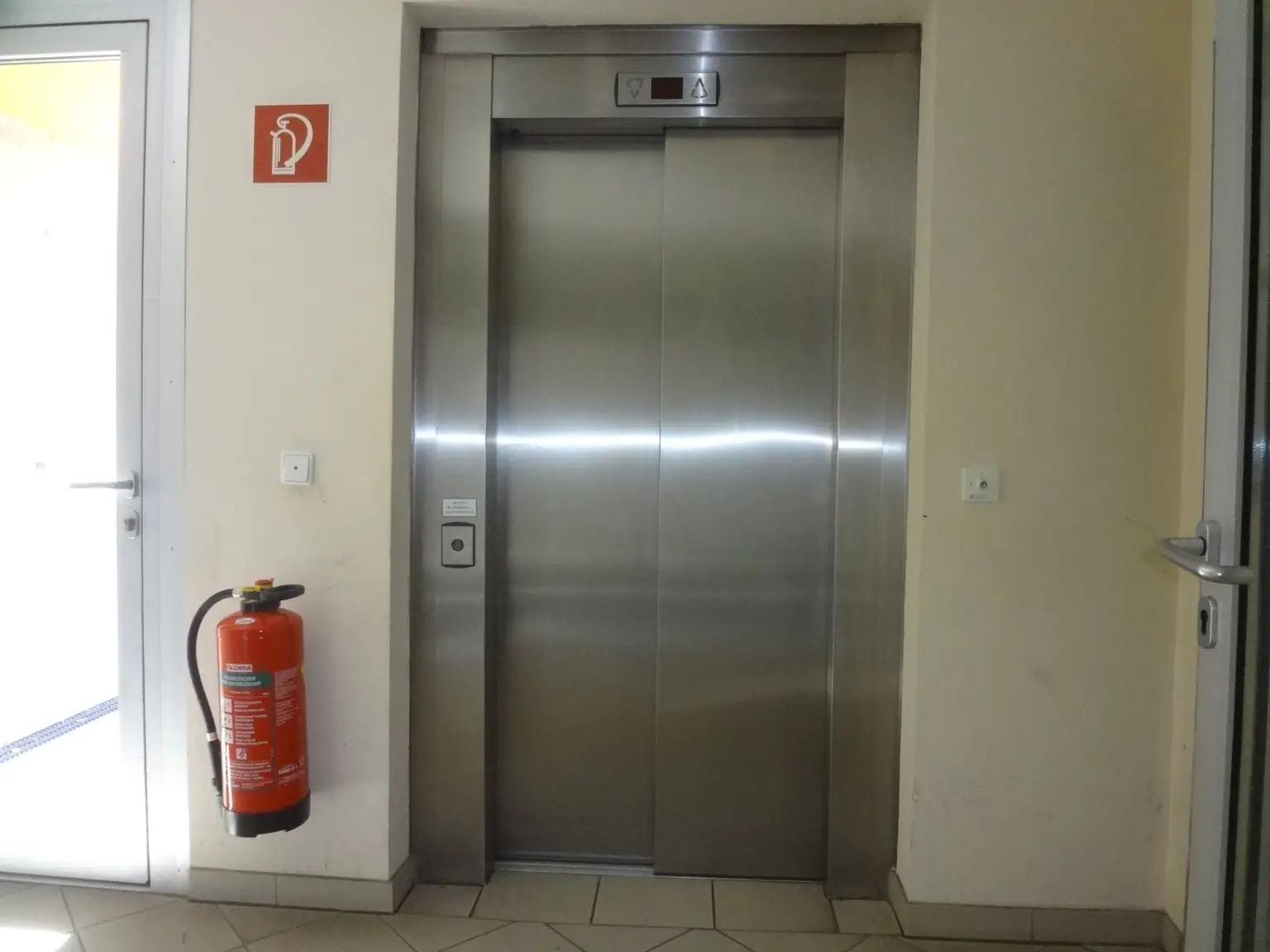 in den 1. Stock bequem mit dem Lift