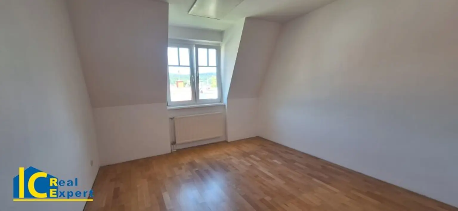 Buchenholzparkett in allen Wohnräumen und im Vorraum