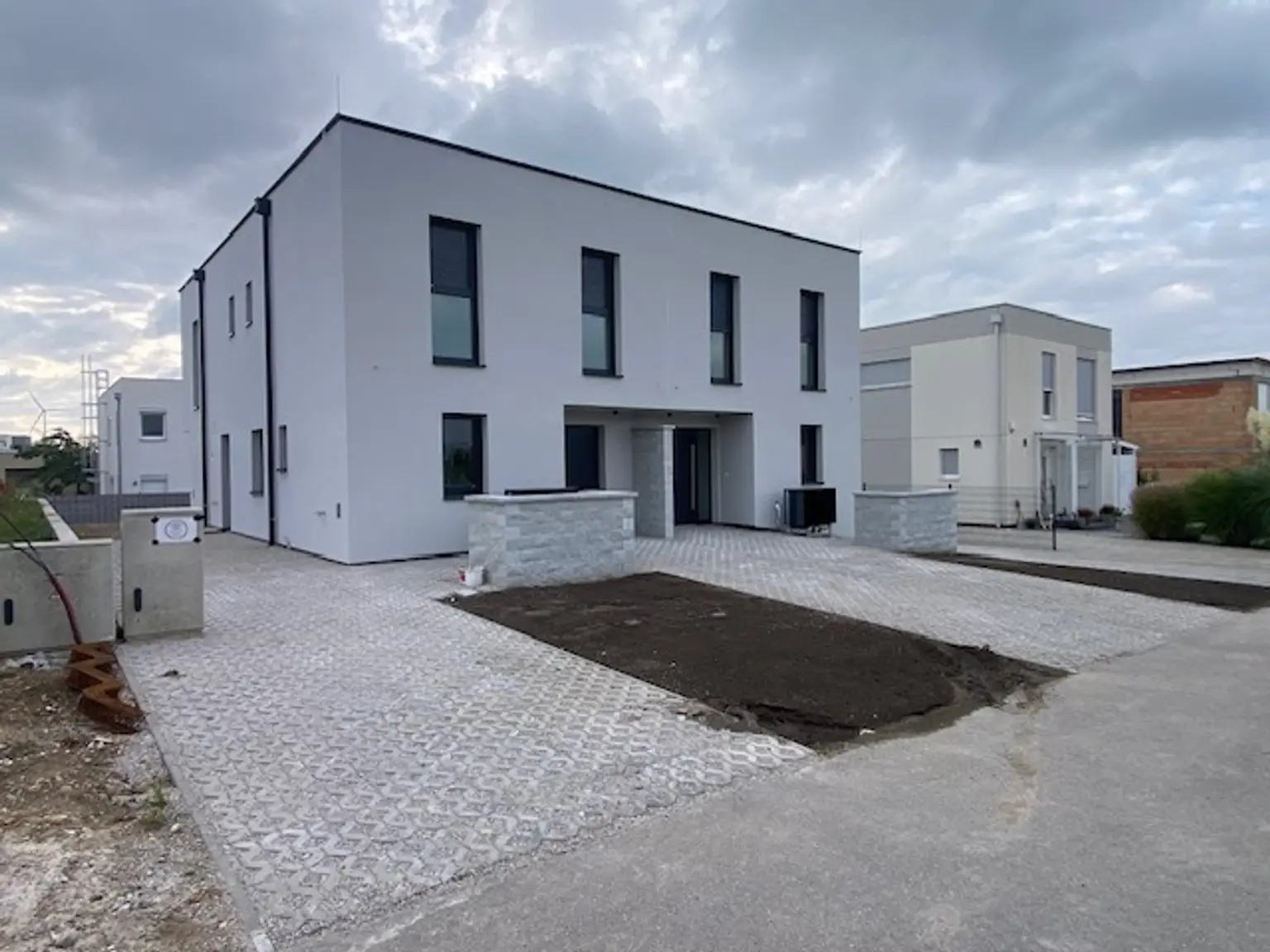 Moderne Doppelhaushälfte in Parndorf: Erstbezug mit Garten und Terrasse!