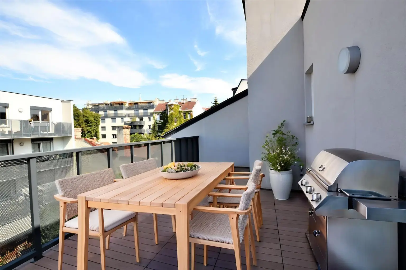 Helle Dachgeschosswohnung mit Charme und viel Freifläche