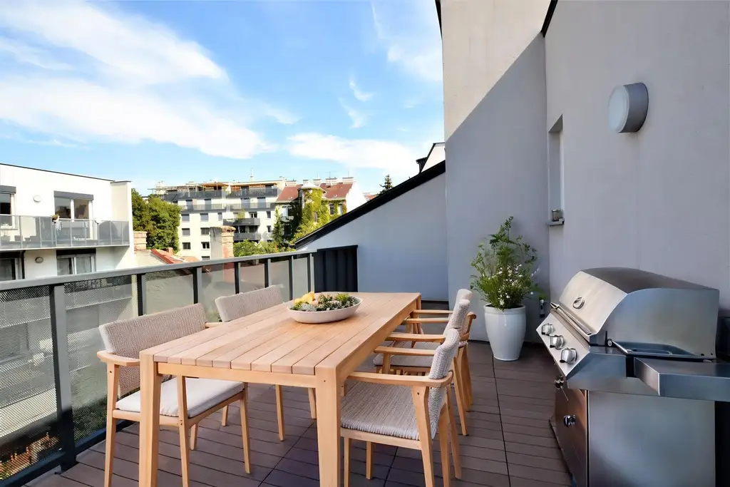 Helle Dachgeschosswohnung mit Charme und viel Freifläche