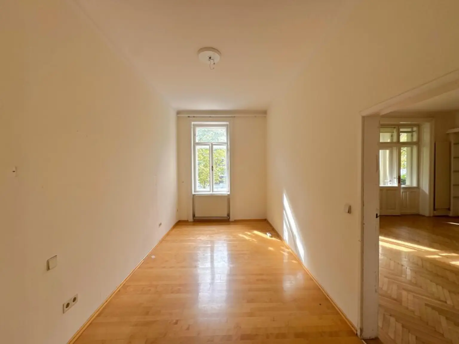 Exklusives Altbaujuwel in Gersthof – Sanierungsbedürftige 3,5-Zimmer-Wohnung mit Balkon in Zinsvilla