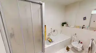 Bad mit Dusche u. Wanne EG
