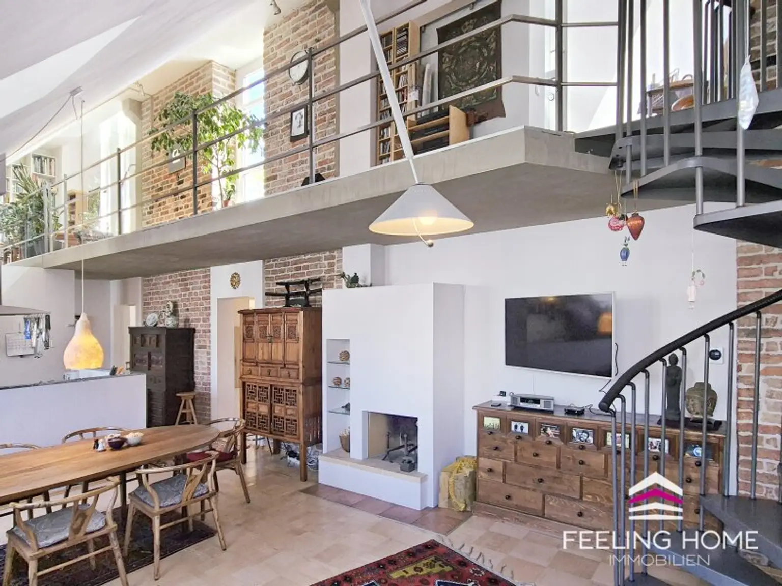 SPEKTAKULÄR! DG-Maisonette mit 5,20m Deckenhöhe & traumhafter Galerie – Wohnen wie im Loft mit großer Terrasse!