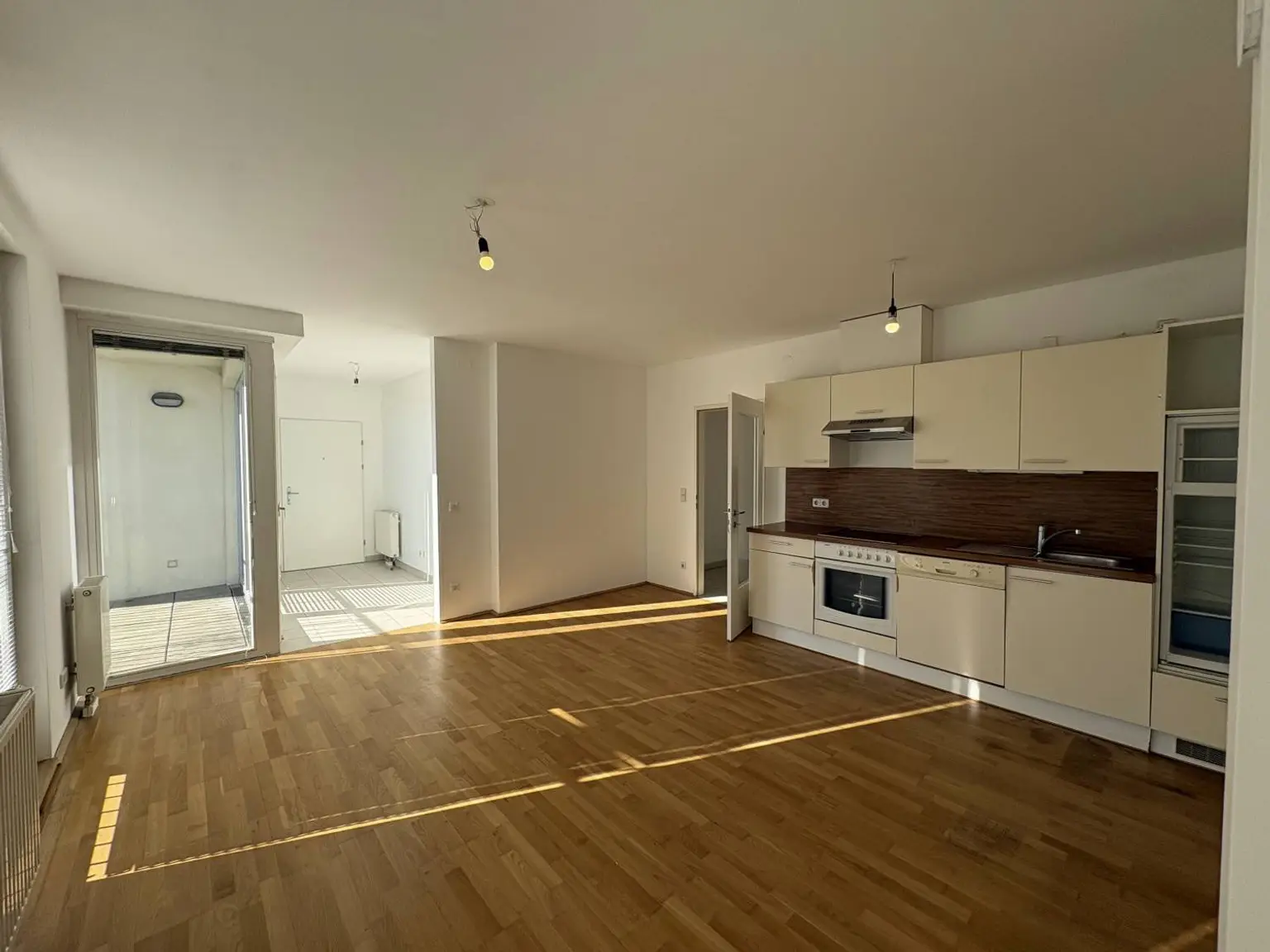 Lichtdurchflutete 2-Zimmer-Wohnung
- Loggia in den Innenhof - direkt beim Enkplatz!