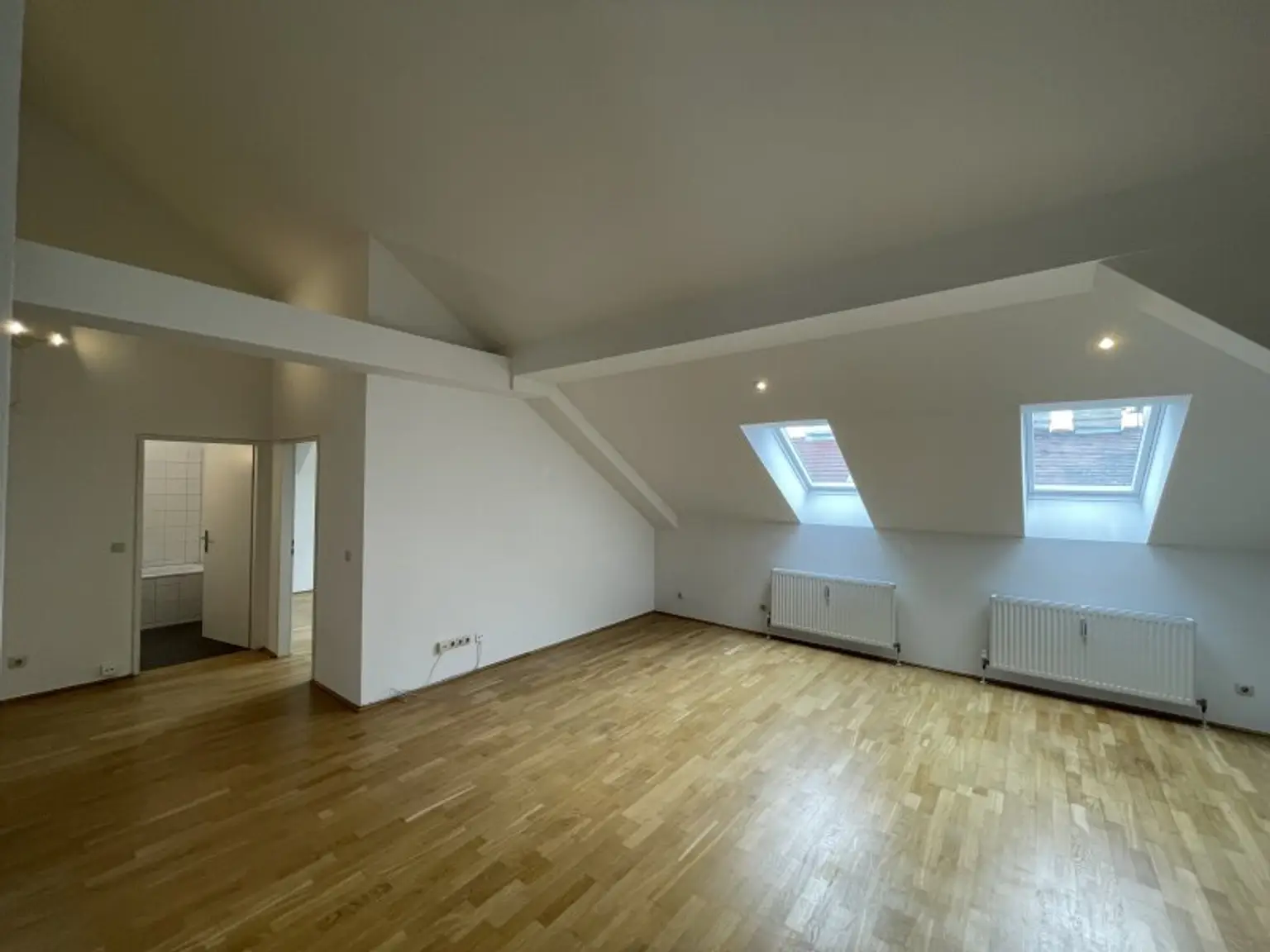 SANIERTE LUFTIGE DACHGESCHOSSWOHNUNG MIT BALKON - U4-NÄHE